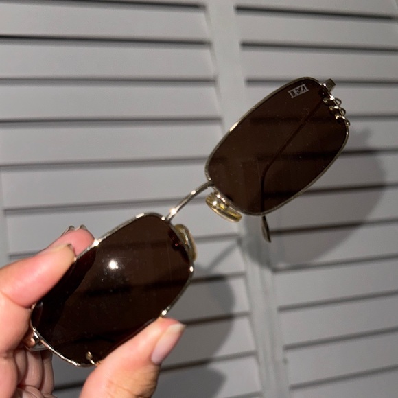 DEZI Hooked Sunníes in Gold/Cognac - Picture 1 of 2